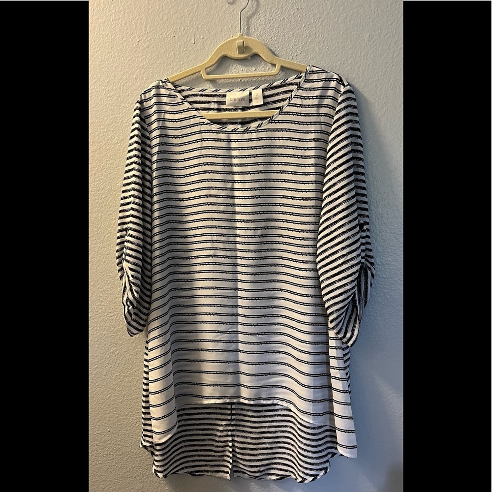 Chico’s black and white top 🌹